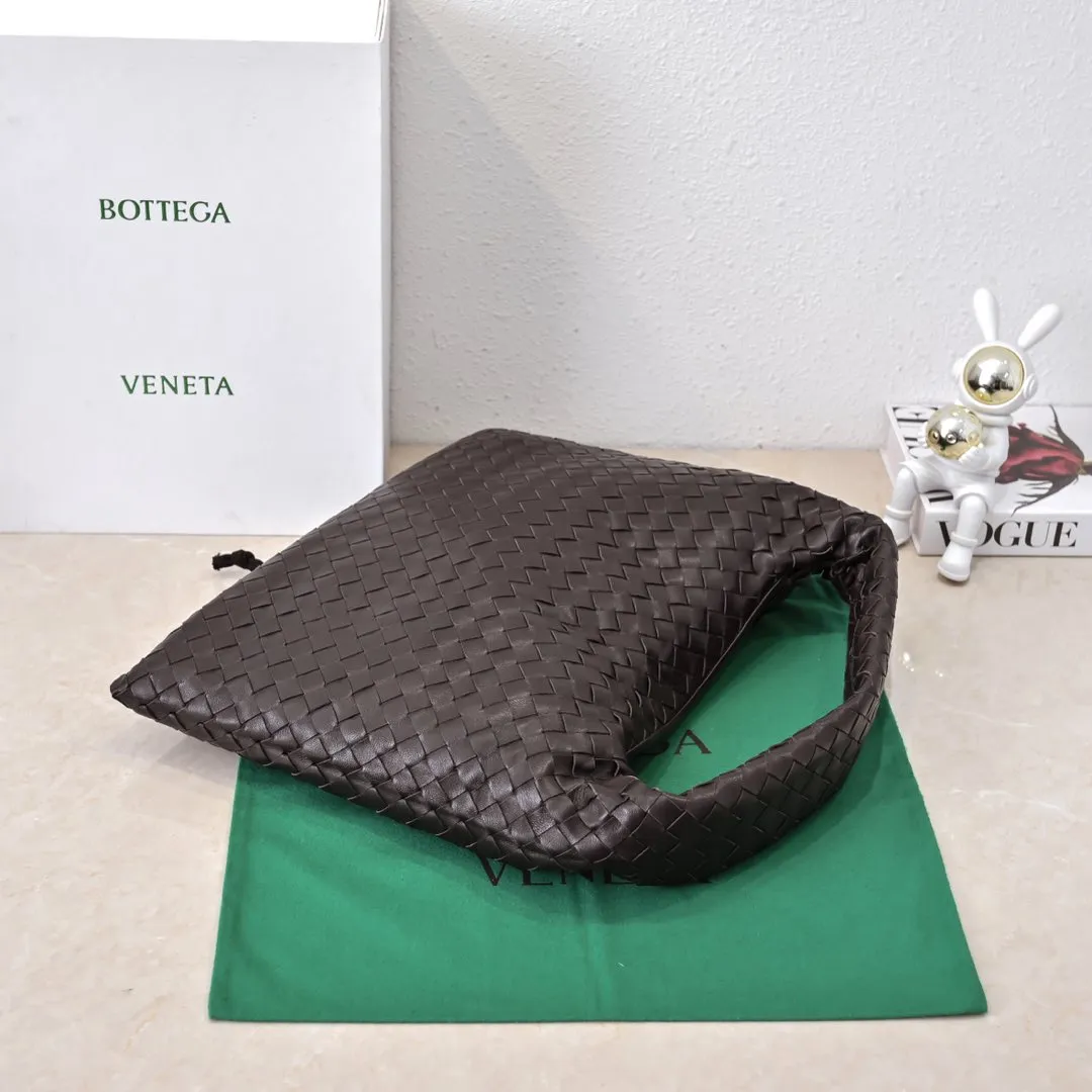 Batch 1960 #Bv new medium-sized HOP bag, the bag body and handles are made of a whole piece of woven leather. The bag body is soft and lazy. Hop symbolizes the praise of innovation and eternal craftsmanship [love]. The pyramid silhouette combines practicality and fashion. It is modern and casual, and the bag mouth is double-sided closed design, more convenient and safe! The cowhide texture also makes the bag more wear-resistant and durable. A must-have for fashionable ladies who like minimalism yet comfortable and casual! Size: 46x21x10cm Model: 6262